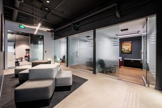 160 Rue Saint-Viateur E, Montréal, QC for lease Interior Photo- Image 2 of 9