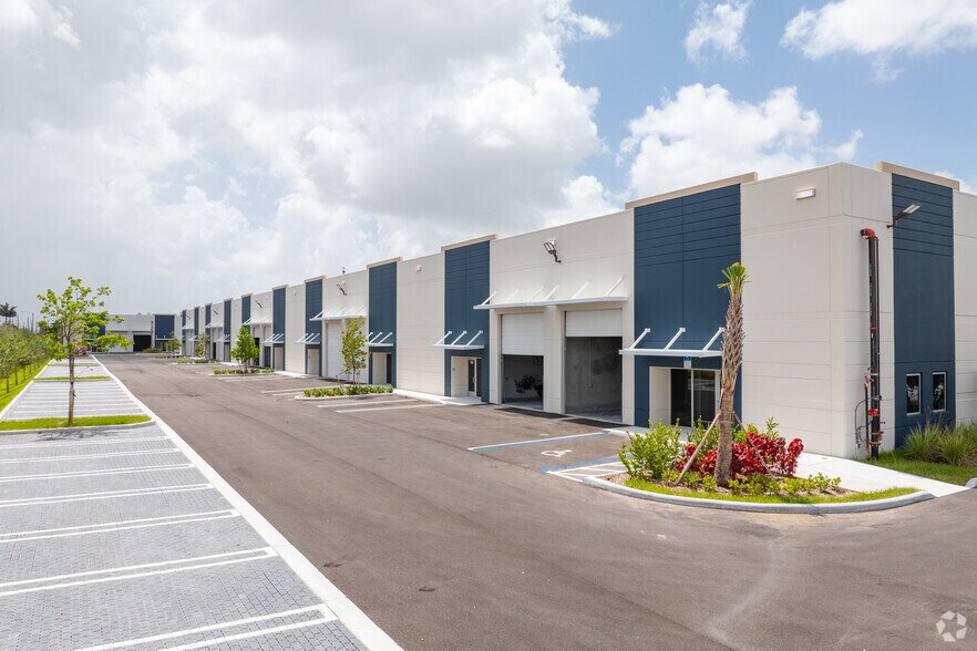 6175 NW 102nd Ave, Doral, FL à louer - Photo du bâtiment - Image 1 de 33