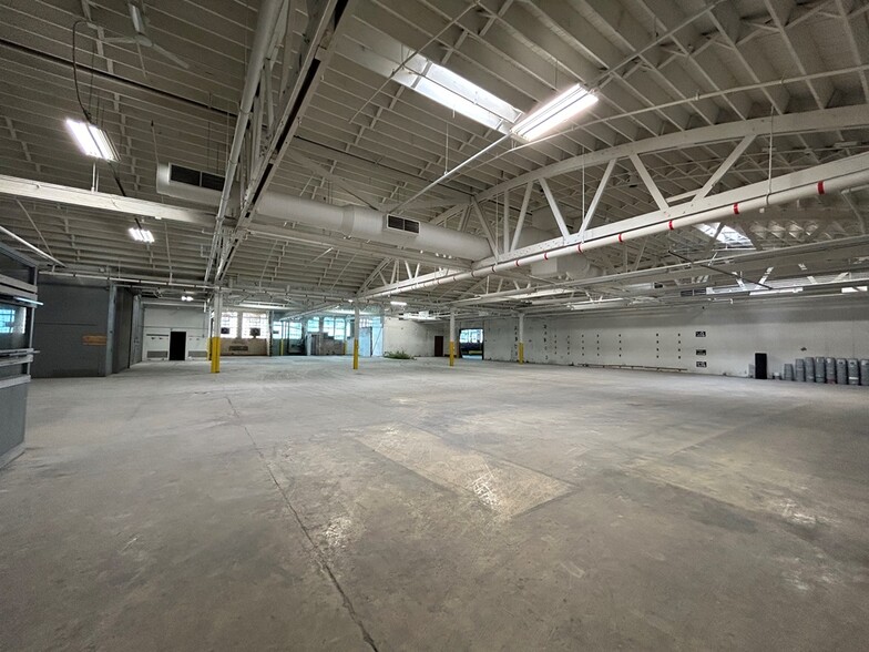 2950 N Western Ave, Chicago, IL for lease - Interior Photo - Image 1 of 24