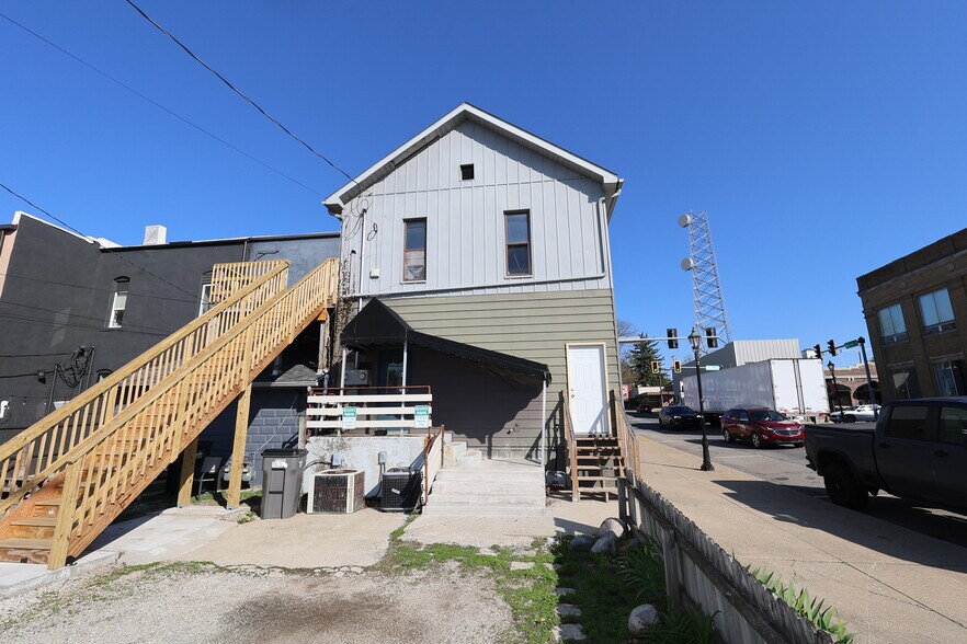 101 W Main St, Syracuse, IN à vendre - Photo du bâtiment - Image 2 de 30