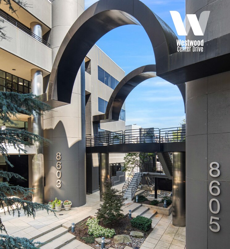 8603 Westwood Center Dr, Vienna, VA à louer Photo du bâtiment- Image 1 de 2