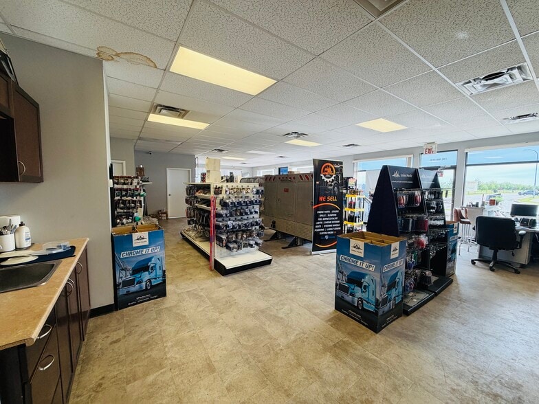 10102 120 St, Grande Prairie, AB à louer - Photo du bâtiment - Image 2 de 8