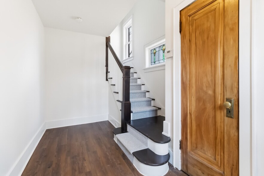 250 Plains Rd W, Burlington, ON à vendre - Photo du bâtiment - Image 3 de 33