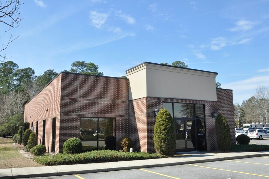 700B Cromwell Dr, Greenville, NC à louer - Photo du bâtiment - Image 1 de 21