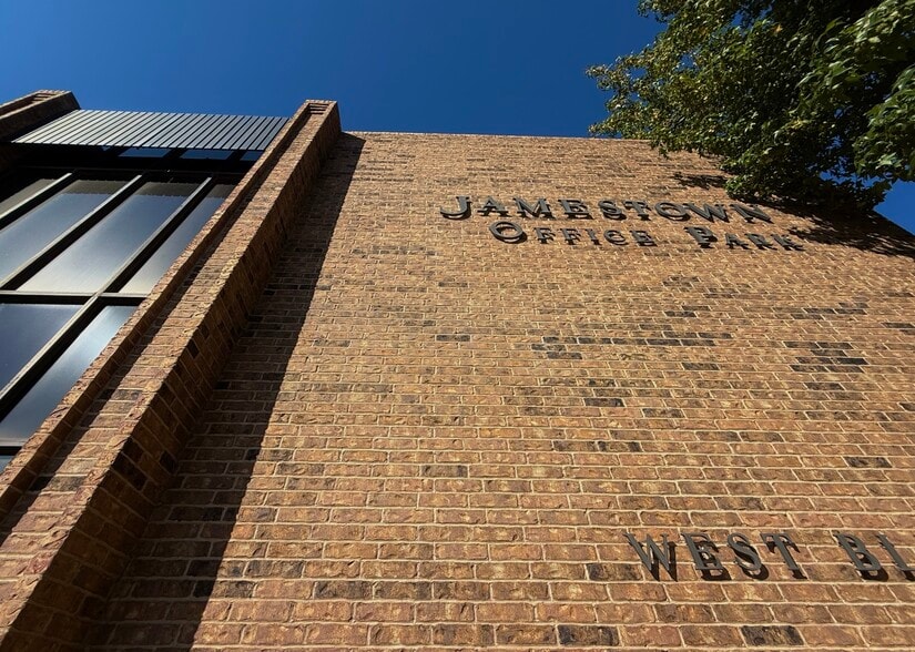 JAMESTOWN OFFICE PARK portefeuille de 3 propriétés à vendre sur LoopNet.ca - Photo du bâtiment - Image 2 de 16