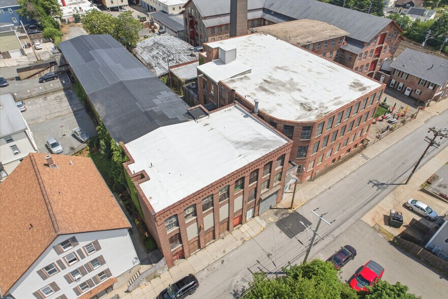 59 Foundry St, Central Falls, RI à vendre - Photo du bâtiment - Image 2 de 34