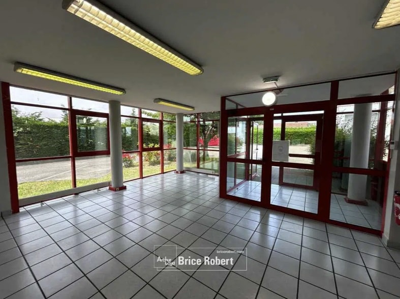 15 Rue Commandant Charcot, Saint-Priest for sale - Interior Photo - Image 2 of 4