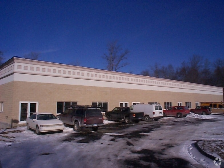 100 Corporate Dr, Trumbull, CT for lease - Building Photo - Image 2 of 33