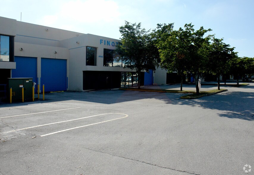 6940-6948 NW 50th St, Miami, FL for lease - Primary Photo - Image 1 of 12