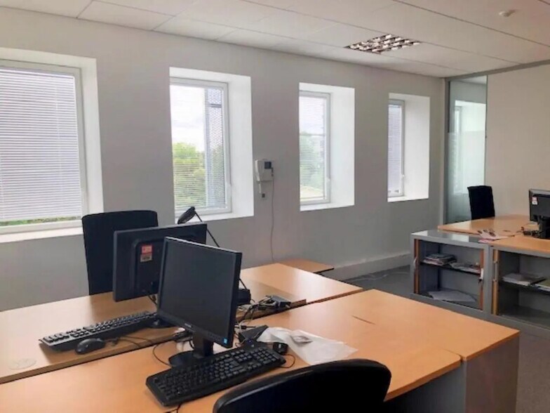 Office in Montigny-le-Bretonneux for lease - Interior Photo - Image 2 of 13