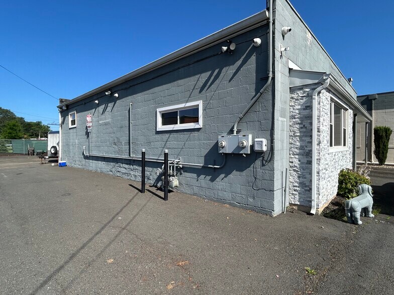 151 Kitts Ln, Newington, CT à vendre - Photo du bâtiment - Image 1 de 8