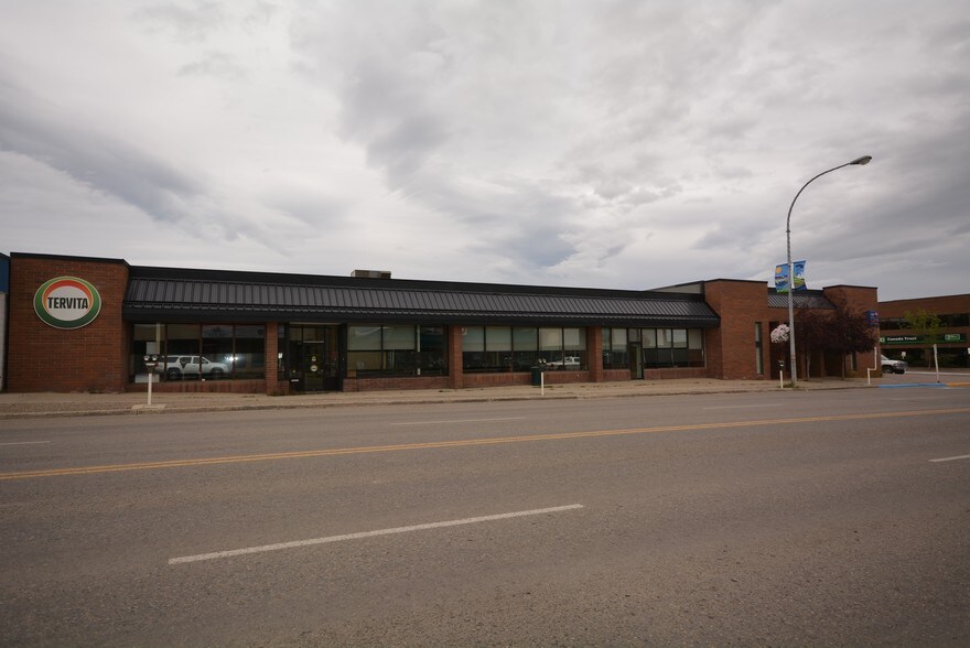 10215 100th St, Fort St John, BC à louer - Photo du bâtiment - Image 1 de 4