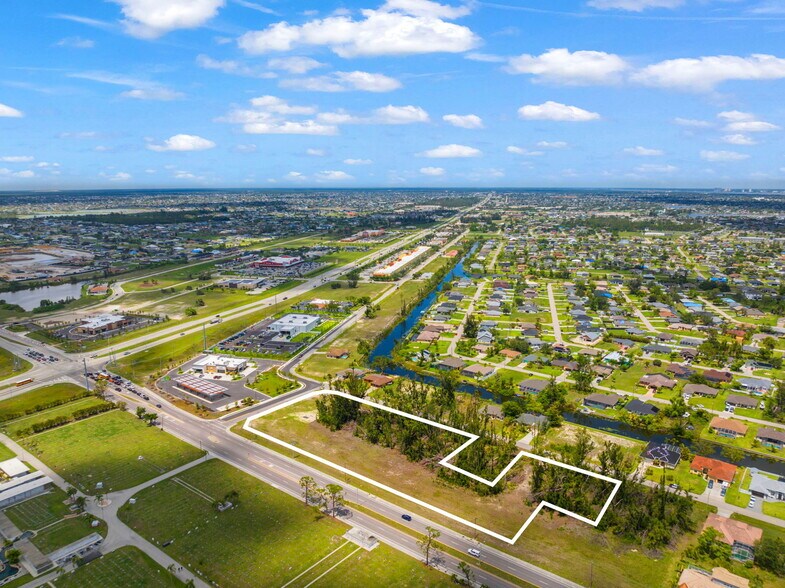 919 Chiquita Blvd, Cape Coral, FL à vendre - Photo du bâtiment - Image 3 de 11
