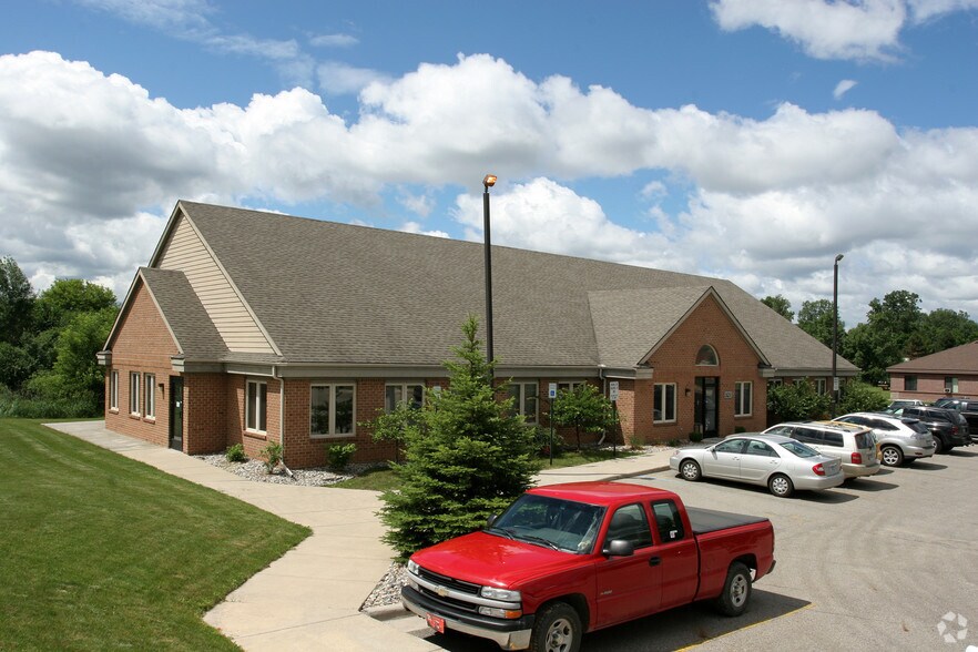 321 W Lake Lansing Rd, East Lansing, MI à louer - Photo du bâtiment - Image 2 de 12