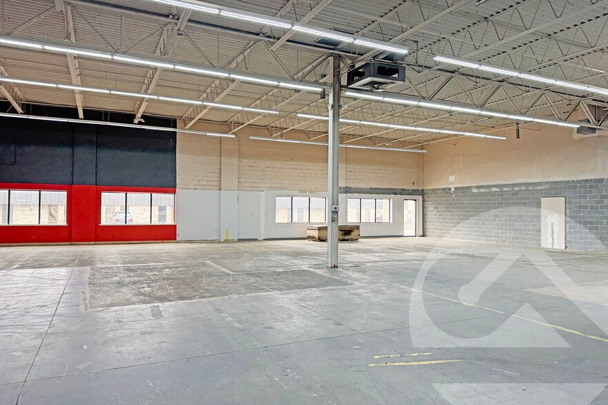 32535-32553 Schoolcraft Rd, Livonia, MI for lease - Building Photo - Image 2 of 5