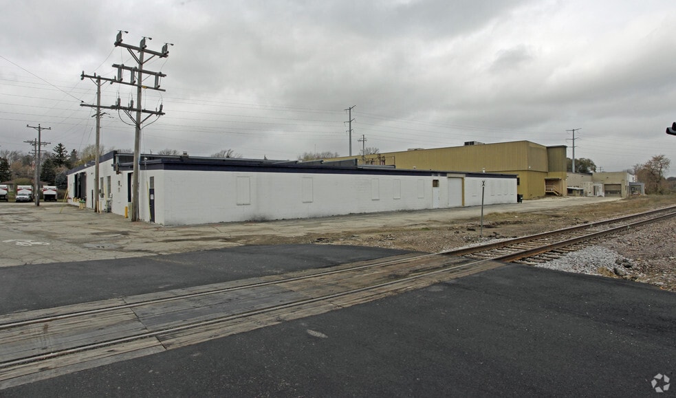 740 W Oakland Ave, Port Washington, WI for lease - Building Photo - Image 3 of 7