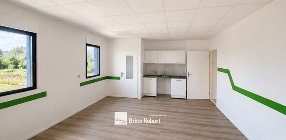 Flex in Miribel for lease - Interior Photo - Image 2 of 9