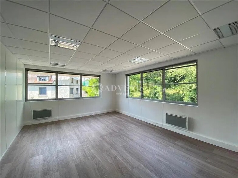 Office in Arcueil for lease - Interior Photo - Image 3 of 7