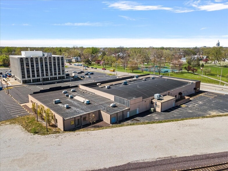 740 E Ash St, Springfield, IL à vendre - Photo du bâtiment - Image 2 de 26