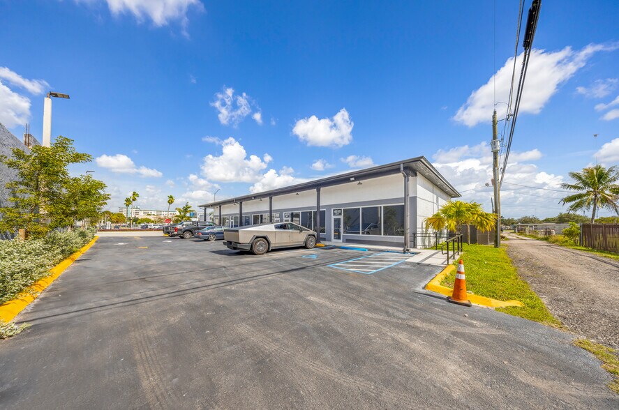 4030 Pembroke Rd, Hollywood, FL à vendre - Photo du bâtiment - Image 2 de 18