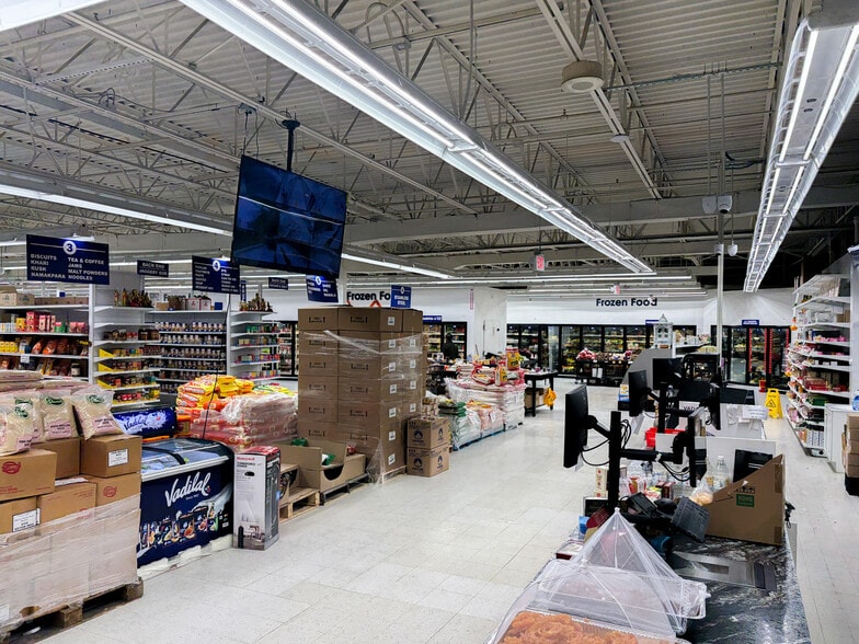 2822 E Maple Rd, Troy, MI for sale - Building Photo - Image 2 of 12