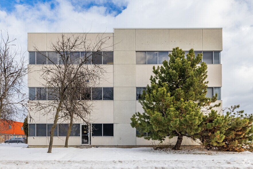 7 Capella Ct, Ottawa, ON à louer - Photo du bâtiment - Image 3 de 4