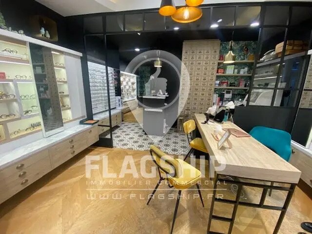 Retail in Issy-les-Moulineaux for lease Interior Photo- Image 1 of 10