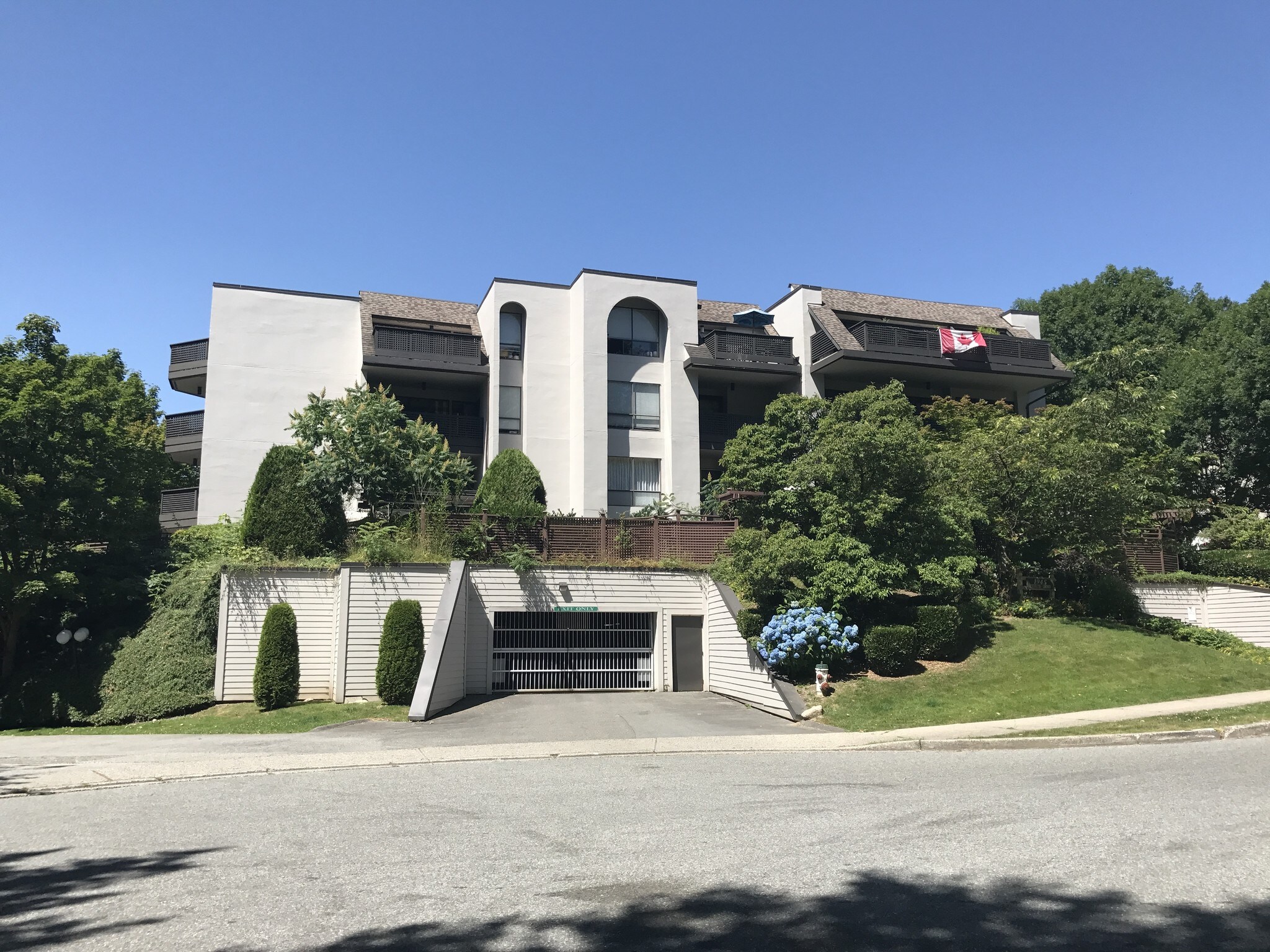 1945 Woodway Pl, Burnaby, BC à vendre Photo principale- Image 1 de 1