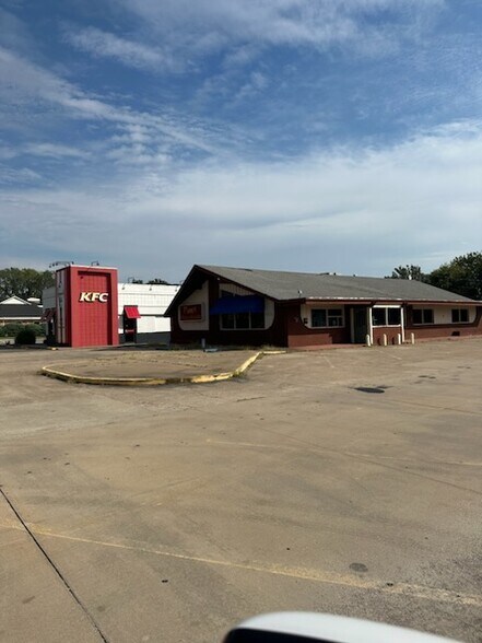 3121 E Frank Phillips Blvd, Bartlesville, OK for sale - Building Photo - Image 2 of 4