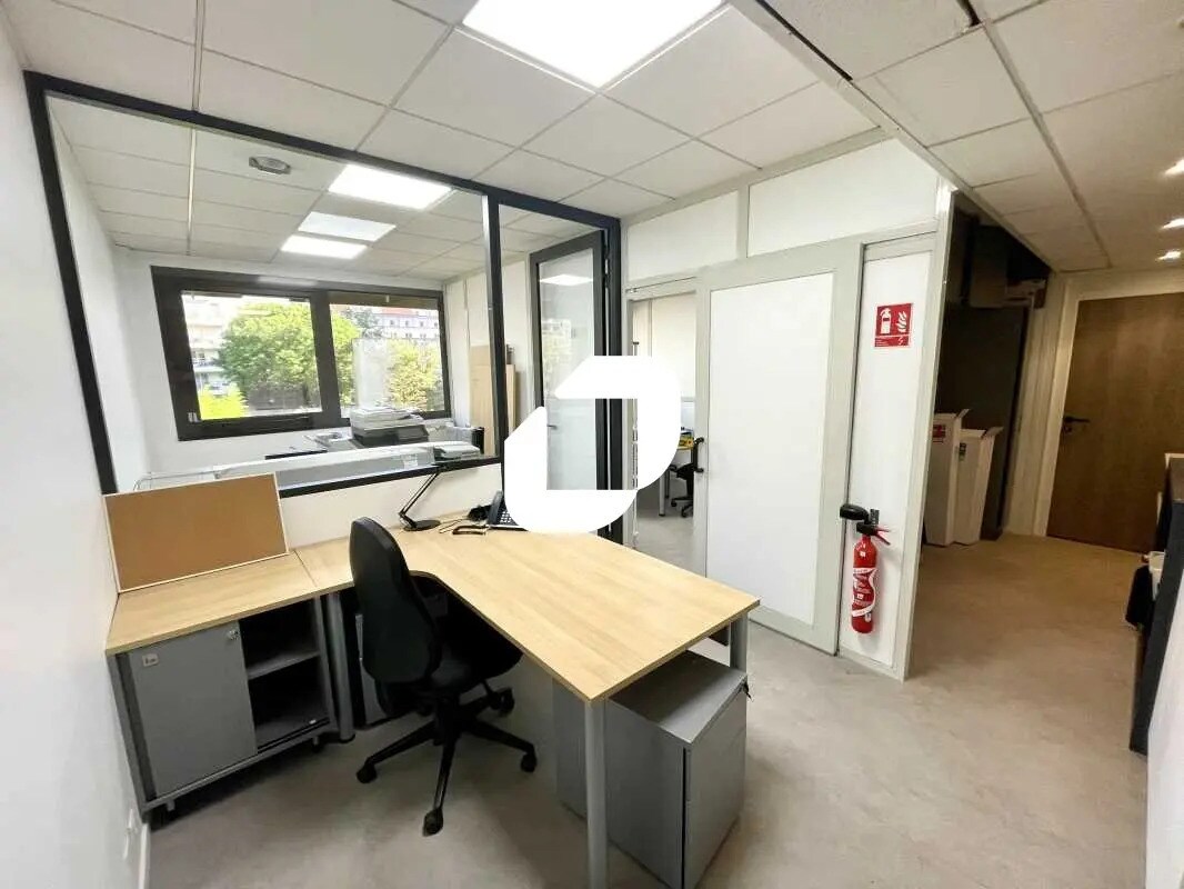 Bureau dans Villeurbanne à louer Photo du bâtiment- Image 1 de 11