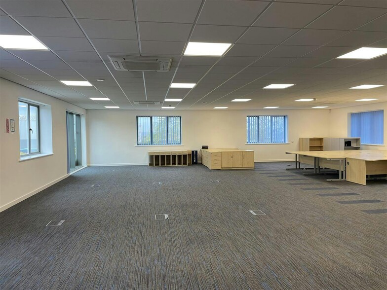 Golf Course Ln, Filton for lease - Interior Photo - Image 2 of 7