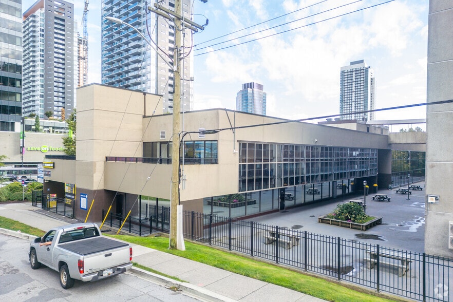 9801 King George Blvd, Surrey, BC à louer - Photo du bâtiment - Image 2 de 3