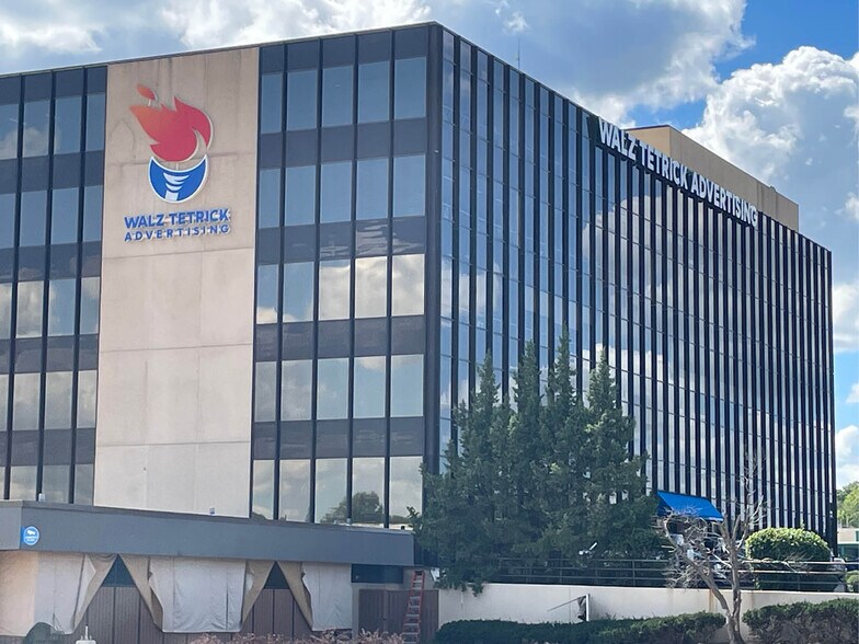 5201 Johnson Dr, Mission, KS à louer - Photo du bâtiment - Image 1 de 12