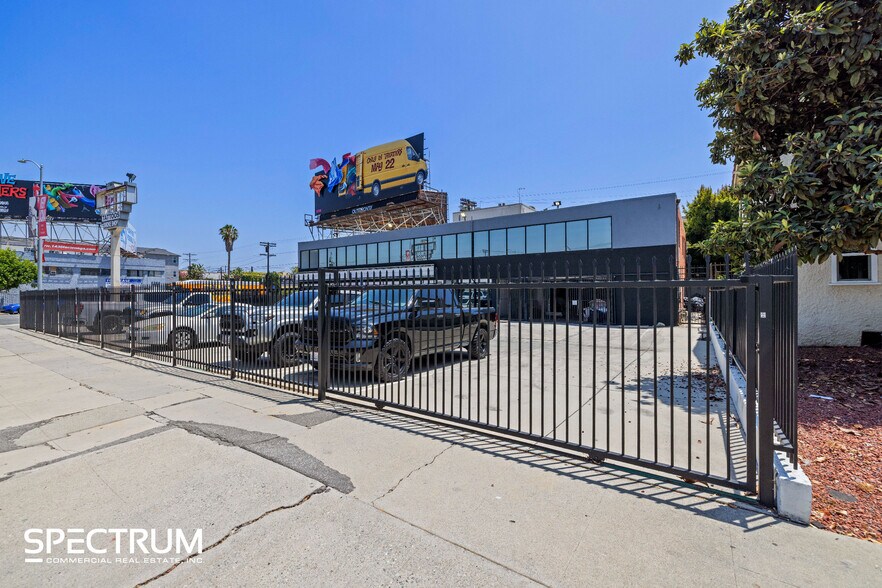 1435 S La Cienega Blvd, Los Angeles, CA à louer - Photo du bâtiment - Image 2 de 24