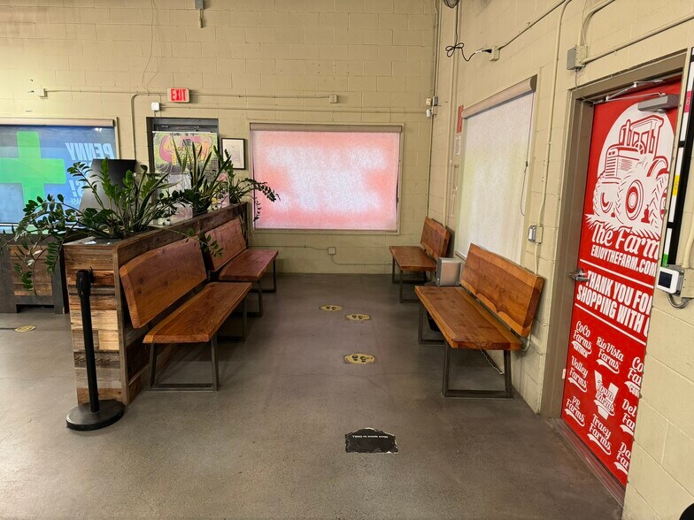 946 Olive Dr, Davis, CA à louer - Photo du bâtiment - Image 3 de 8