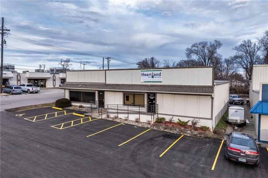 2327 N Belt Hwy, Saint Joseph, MO à louer - Photo du bâtiment - Image 3 de 40