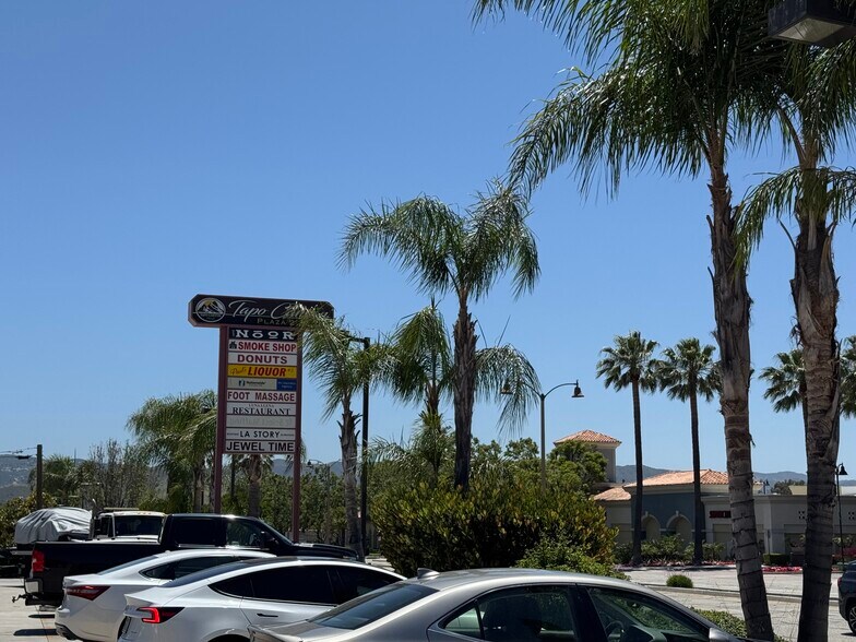 2760 Tapo Canyon Rd, Simi Valley, CA à louer - Photo du bâtiment - Image 2 de 4