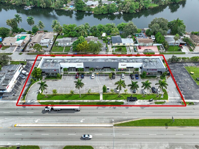 4250 W Hallandale Beach Blvd, Pembroke Park, FL à vendre - Photo du bâtiment - Image 2 de 23