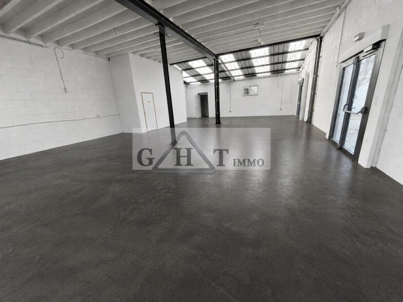 Industrial in Fontenay-Trésigny for lease - Interior Photo - Image 2 of 4
