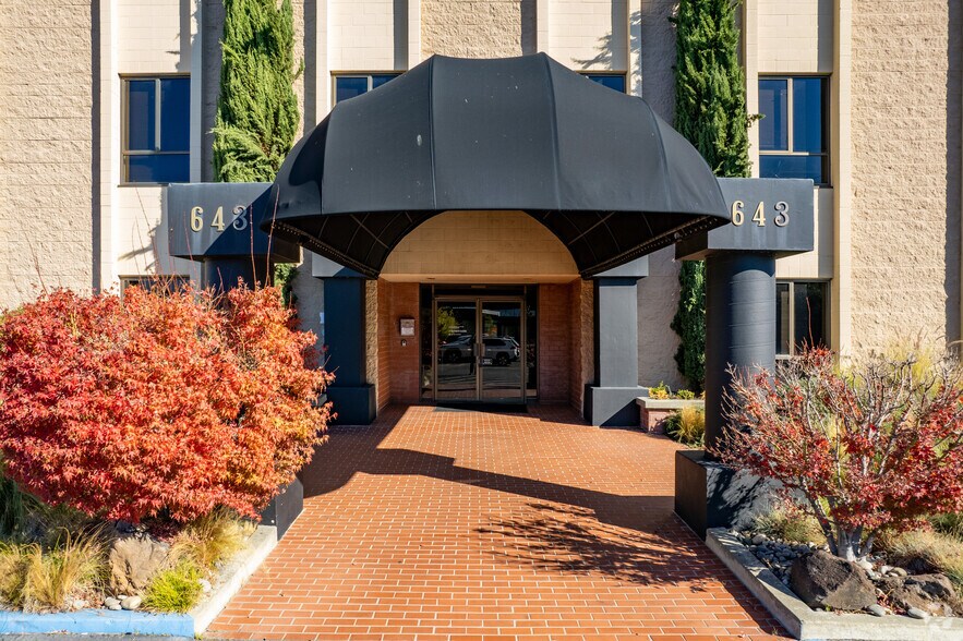 643 Bair Island Rd, Redwood City, CA à louer - Photo du bâtiment - Image 2 de 10