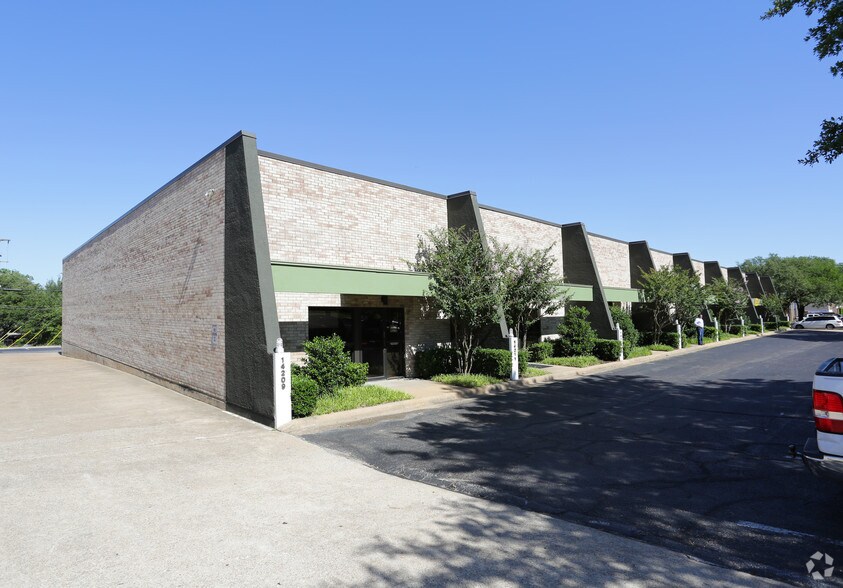 14209-14223 Proton Rd, Farmers Branch, TX à louer - Photo du bâtiment - Image 1 de 3