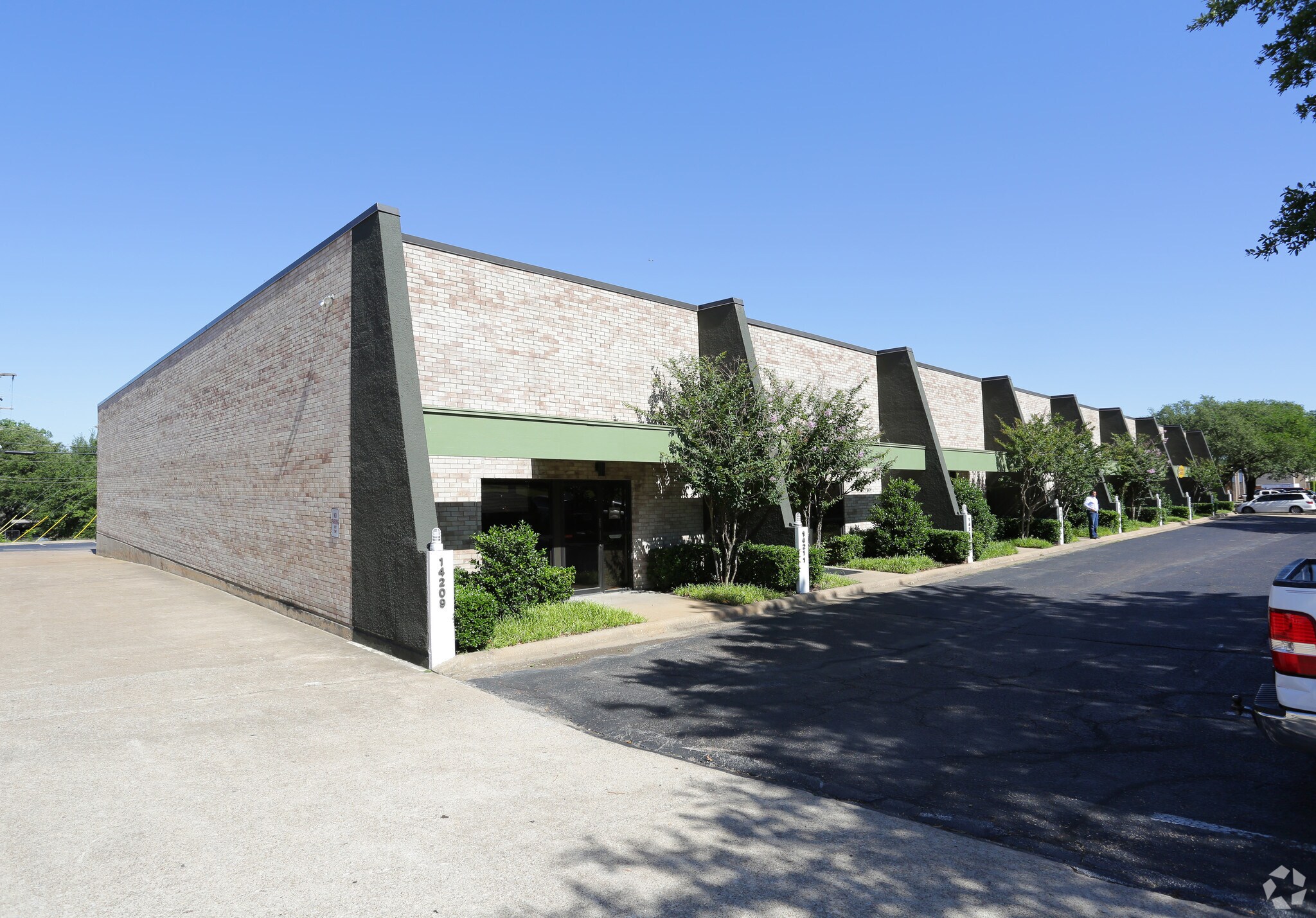 14209-14223 Proton Rd, Farmers Branch, TX à louer Photo du bâtiment- Image 1 de 4