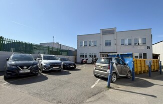Plus de détails pour Island Farm Ave, West Molesey - Industriel à louer