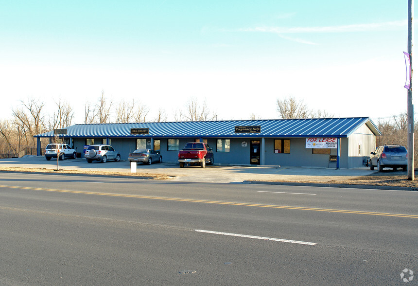 1642-1-1642-3 Main St, Atchison, KS for lease - Primary Photo - Image 1 of 1