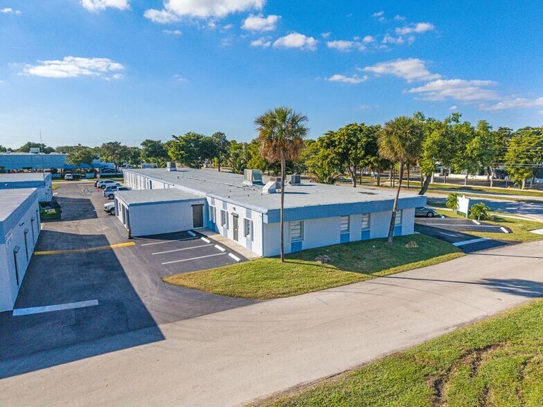 2020 W McNab Rd, Fort Lauderdale, FL à louer - Photo du bâtiment - Image 3 de 14