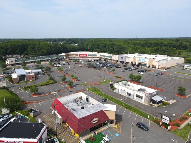 Plus de détails pour 440 US Highway 130, East Windsor, NJ - Commerce de détail à louer