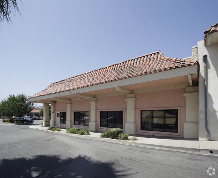 2381 Tapo St, Simi Valley, CA à louer - Photo du bâtiment - Image 2 de 2
