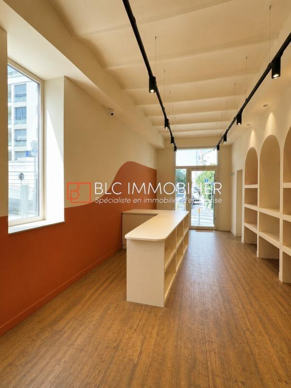 Retail in Marseille for lease Interior Photo- Image 1 of 6