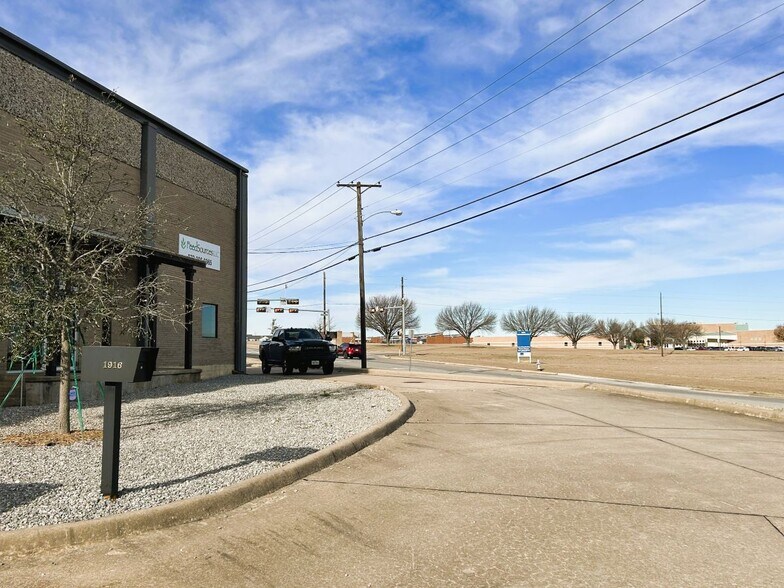 1916 Gallagher Dr, Sherman, TX for sale - Building Photo - Image 3 of 29