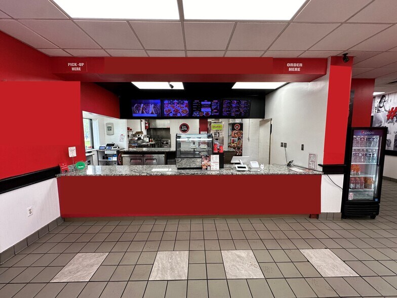 976 N Pontiac Trail, Walled Lake, MI for sale - Interior Photo - Image 2 of 15